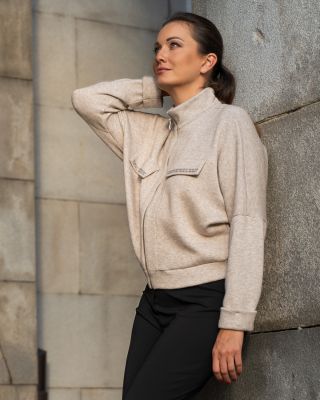 Kvalita, která vydrží. Styl, který nestárne. Nadčasový kousek, který pozvedne každý outfit. 💛