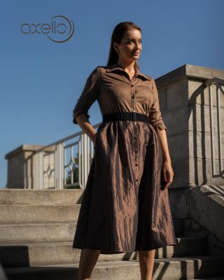 Nechte se okouzlit spojením dvou materiálů! ✨ Matný horní díl se setkává s jemným leskem sukně. Každý krok v těchto šatech...